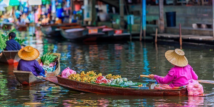 Båter på det flytende markedet i Bangkok, Thailand.