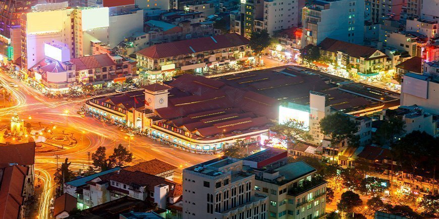Ben Thanh-markedet om kvelden i Ho Chi Minh-byen i Vietnam.